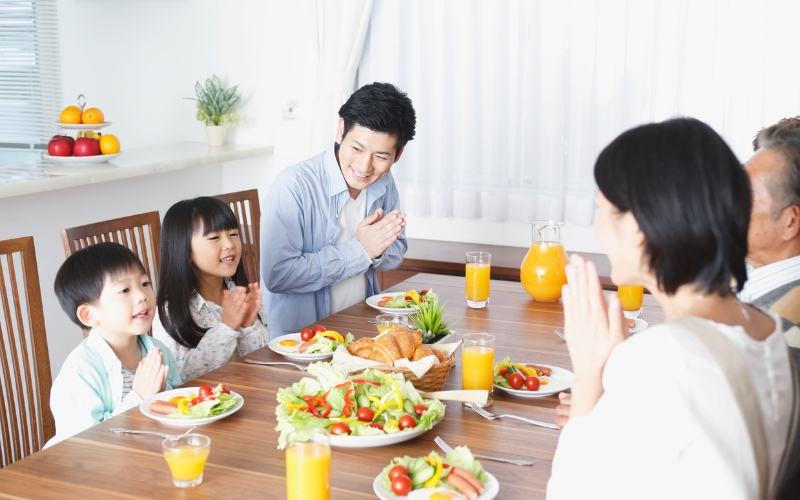 Đồ Uống và Cốc Cho Em Bé & Trẻ Nhỏ: Hướng Dẫn Toàn Diện Từ Chuyên Gia ChildRehab